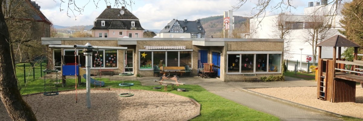 Foto Außenanlage und Gebäude Kindergarten Bahnhofstraße