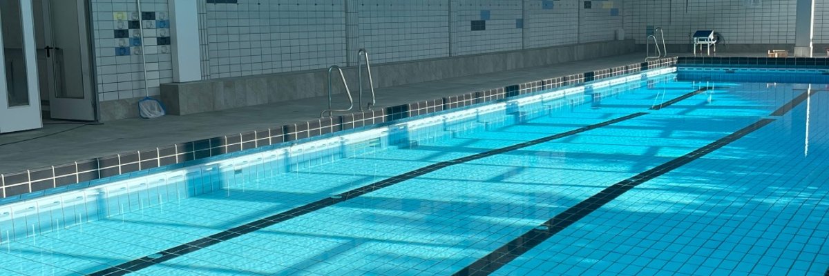 Junges Maedchen schwimmt unterwasser
