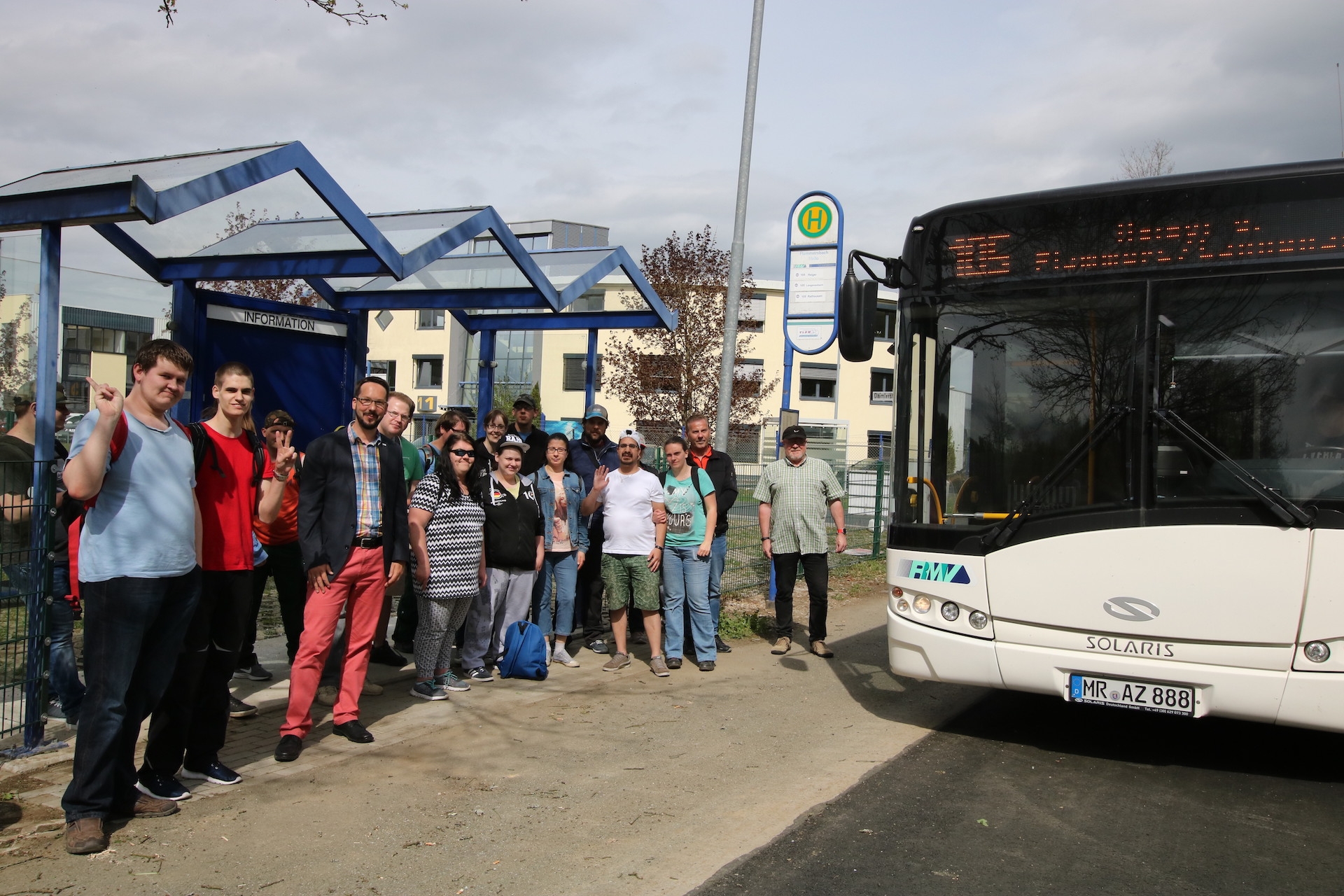 Foto:  die neue Buswartehalle in Höhe der Firma Hailo