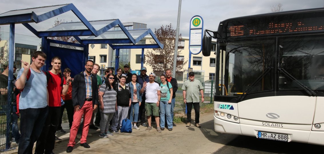 Foto:  die neue Buswartehalle in Höhe der Firma Hailo