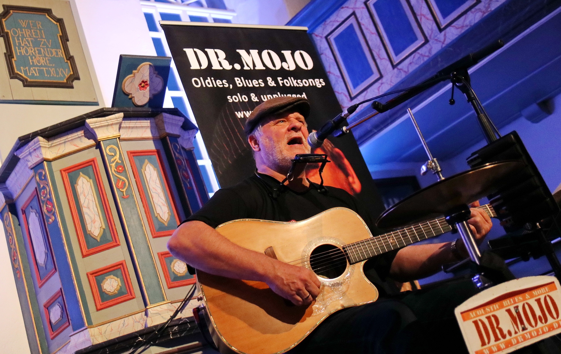 Foto des Künstlers in der alten Kapelle