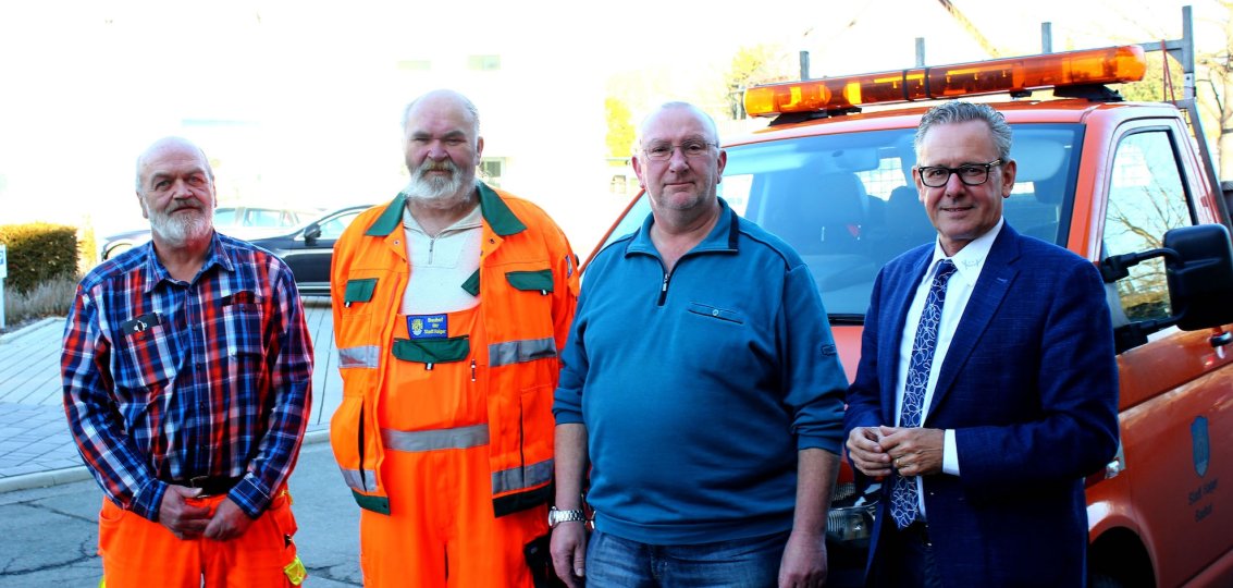 Die Stadt Haiger ehrte zwei Mitarbeiter des Bauhofs für 40-Jahre Dienstzeit (v.l.): Joachim Schmidt (Personalrat), Martin Wollscheid, Werner Müller und Mario Schramm.