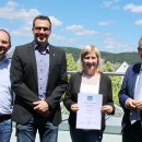 Foto von Ciny Hilgenberg mit Urkunde sowie Bürgemeister Mario Schramm, Jochen Schüler und Timo Dietermann