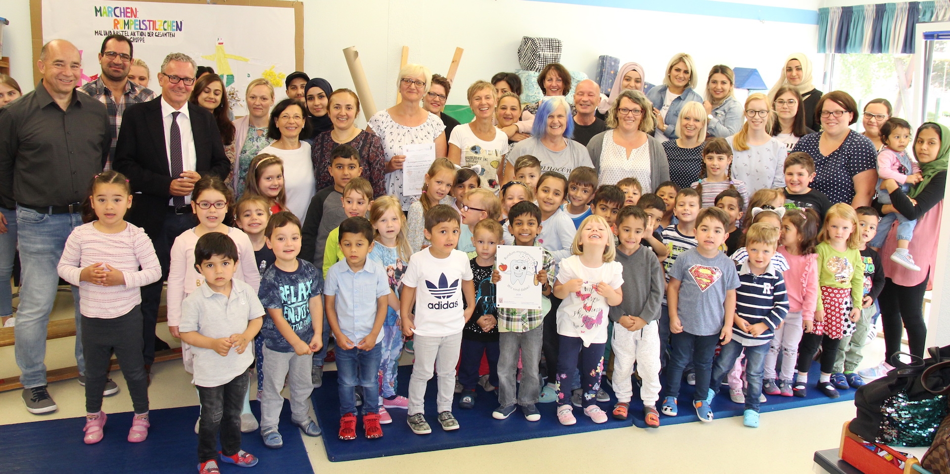 Foto Kindergartenkinder, Erzieherinnen, Eltern, Zahnarzt und Bürgermeister