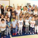 Foto Kindergartenkinder, Erzieherinnen, Eltern, Zahnarzt und Bürgermeister