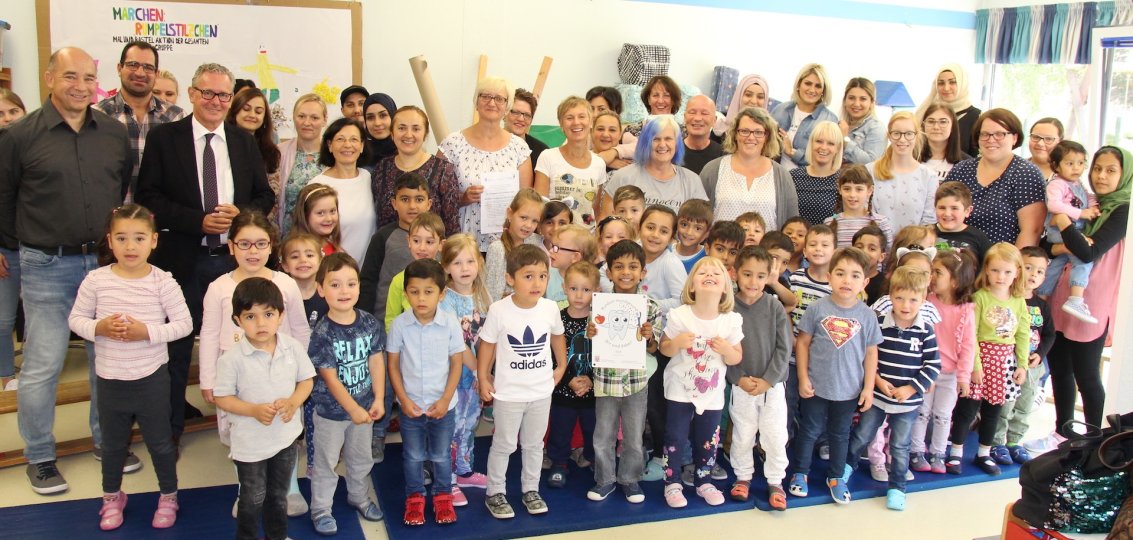 Foto Kindergartenkinder, Erzieherinnen, Eltern, Zahnarzt und Bürgermeister
