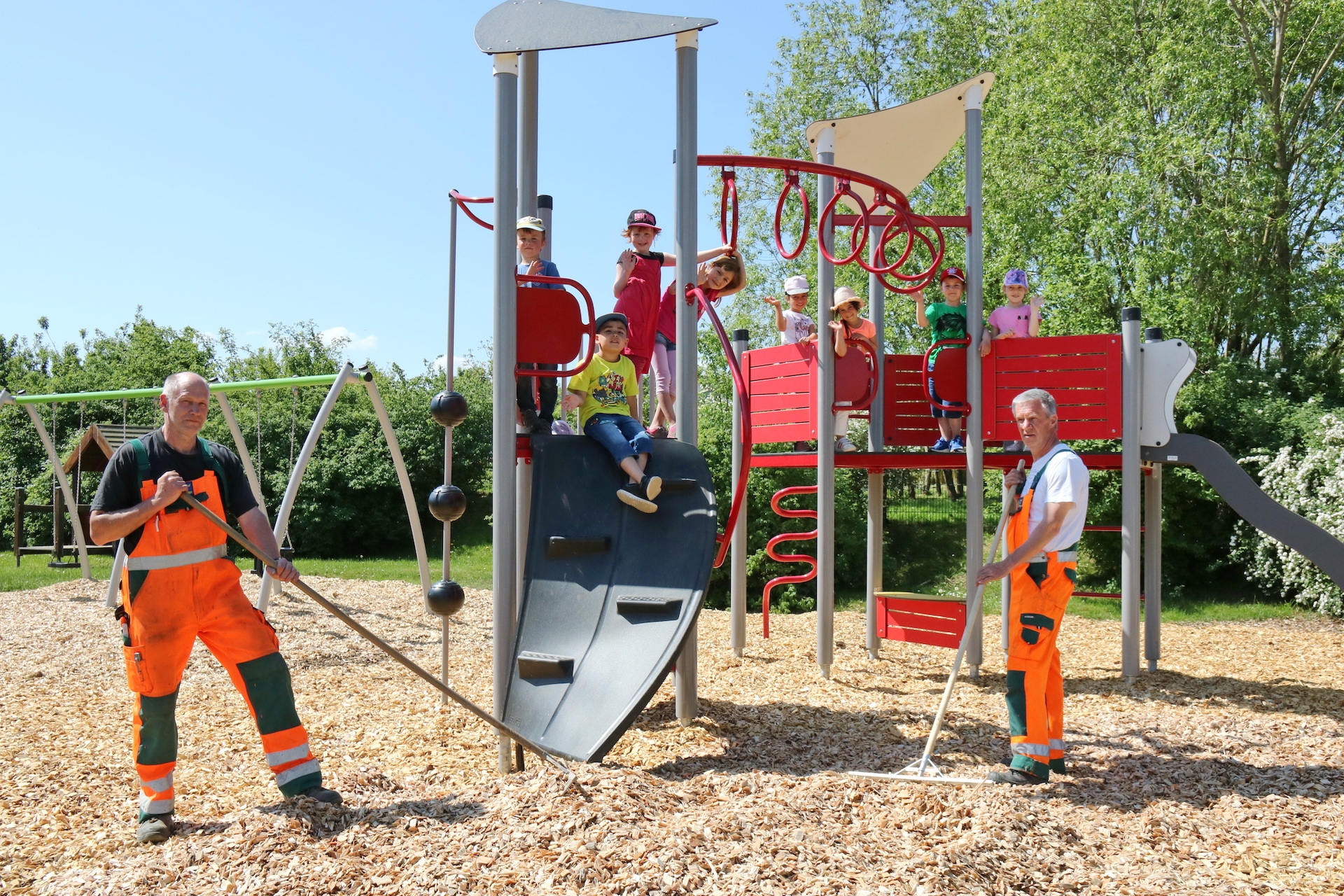 Spielgerät mit Kindern und Bauhofmitarbeitern