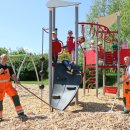 Spielgerät mit Kindern und Bauhofmitarbeitern