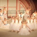 Foto: Die Tänzerinnen der Ballettschule Ivanisi aus Haiger bei einem Auftritt 2016. 