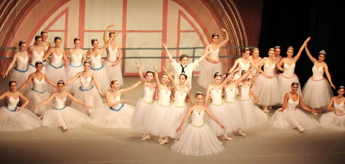 Foto: Die Tänzerinnen der Ballettschule Ivanisi aus Haiger bei einem Auftritt 2016. 