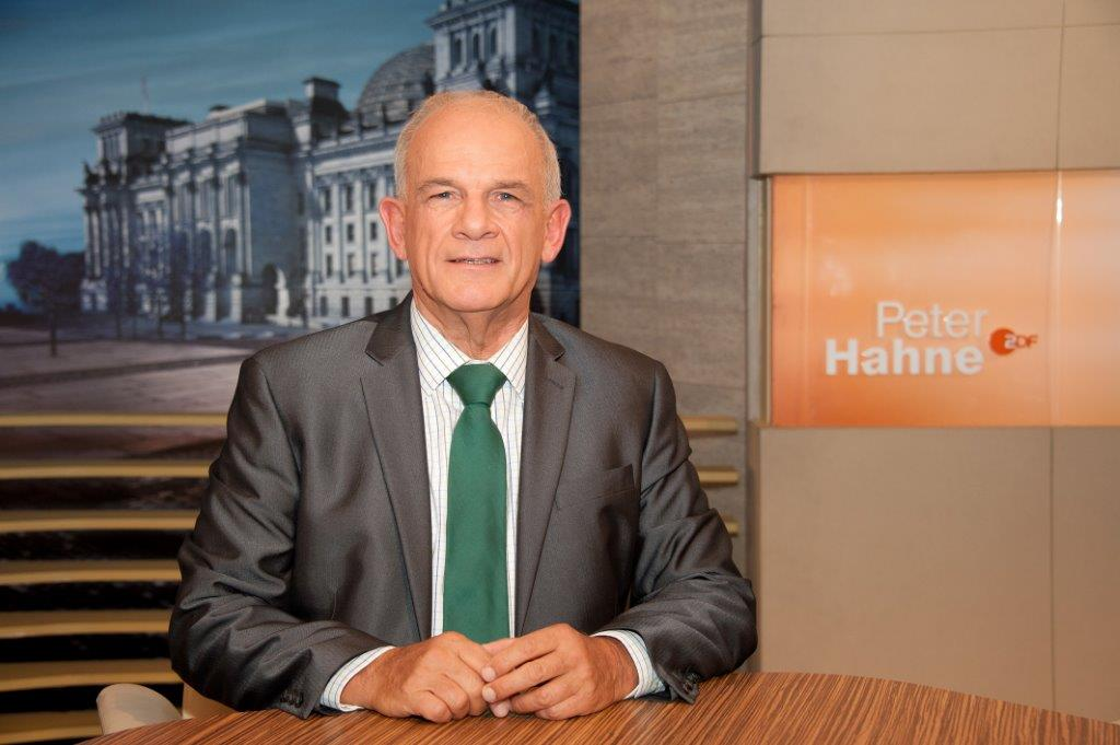 Foto von Peter Hahne im Fernsehstudio