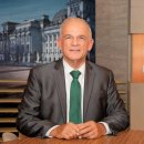Foto von Peter Hahne im Fernsehstudio